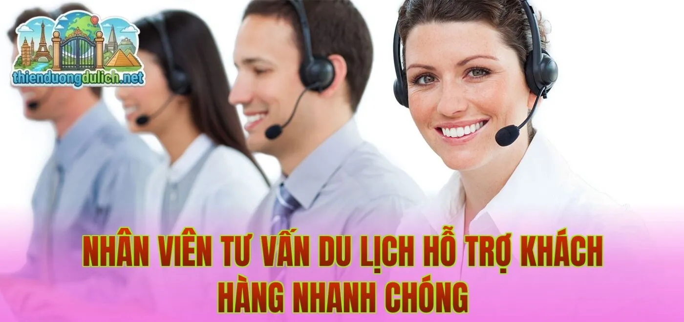 Nhân viên tư vấn du lịch hỗ trợ khách hàng nhanh chóng