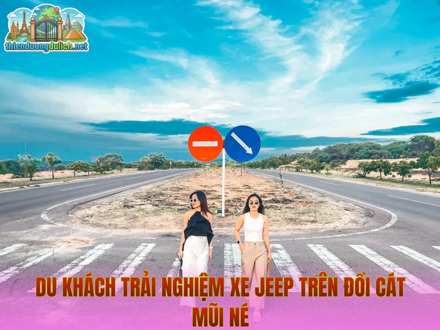 Du khách trải nghiệm xe jeep trên đồi cát Mũi Né