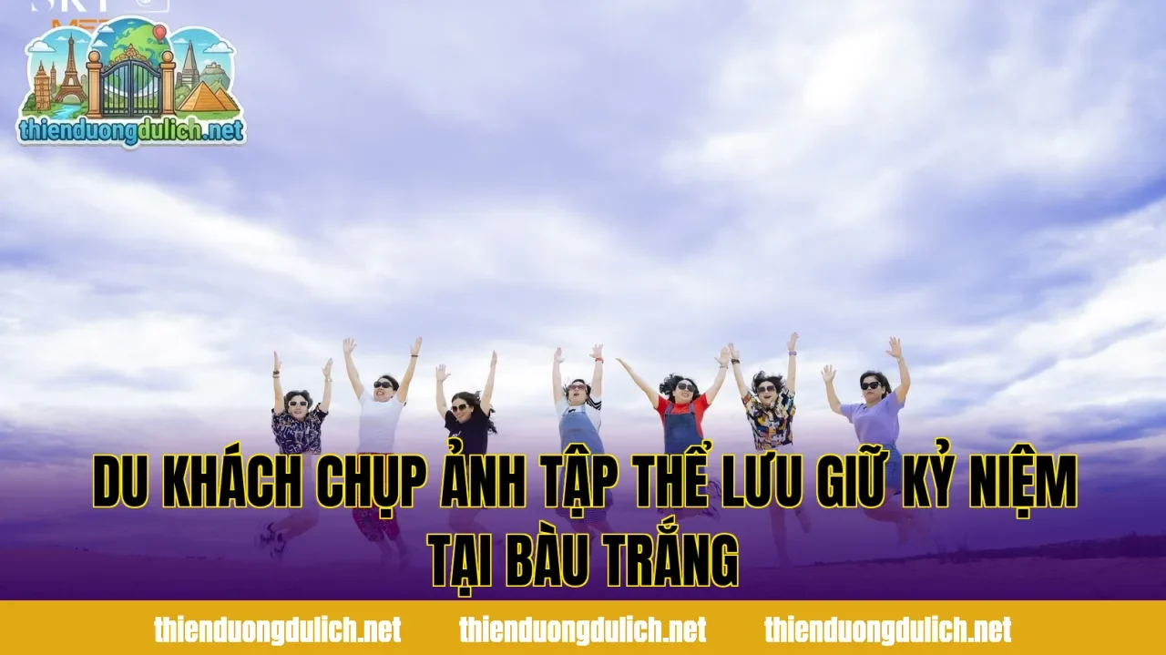 Du khách chụp ảnh tập thể lưu giữ kỷ niệm tại Bàu Trắng